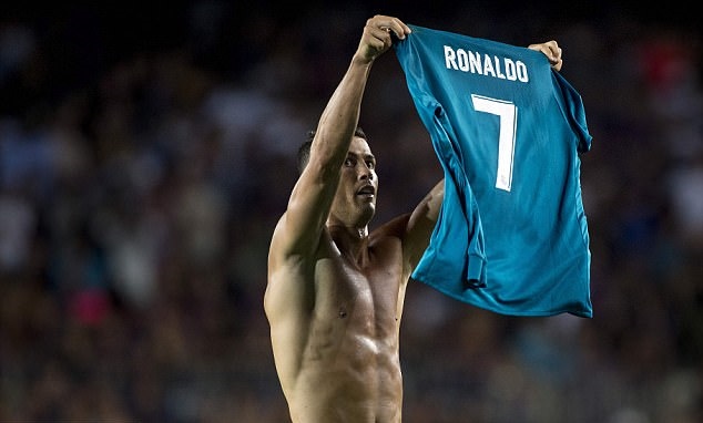 Buffon, Messi, Ronaldo vào danh sách rút gọn Cầu thủ UEFA của năm ảnh 1